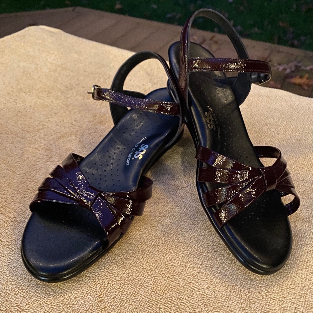 SAS Burgundy (Wine) Strappy Sandal. Never worn. 9.5 Wide